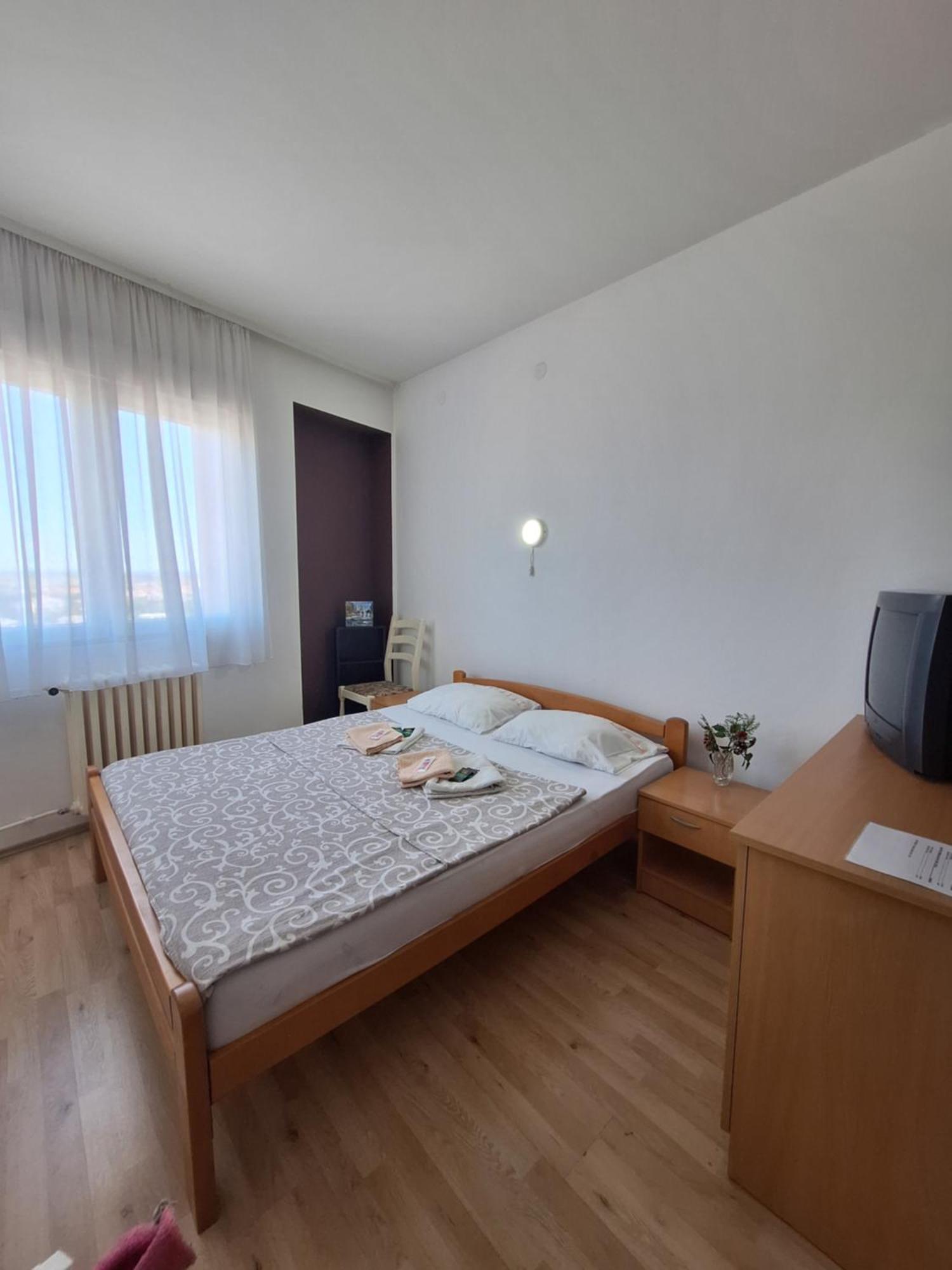 Hotel Konaciste Trstenik מראה חיצוני תמונה